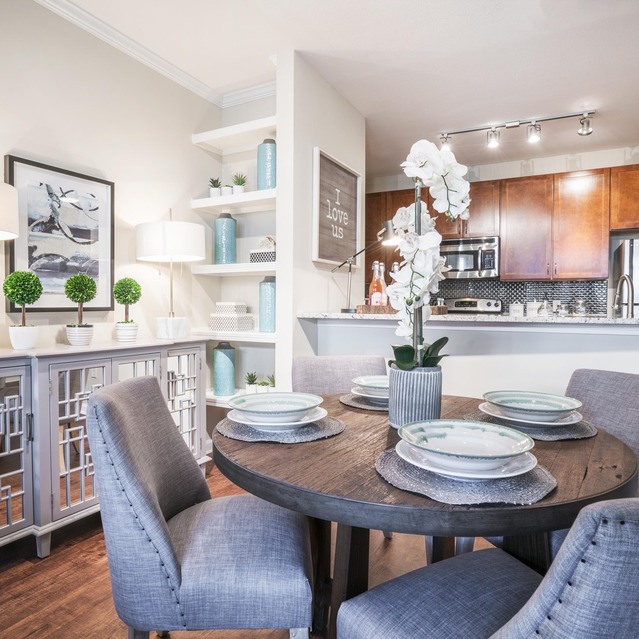 Drift Dunwoody - Modern Dining Area