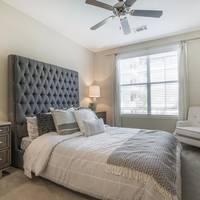 Drift Dunwoody - Spacious Bedroom with Ceiling Fan